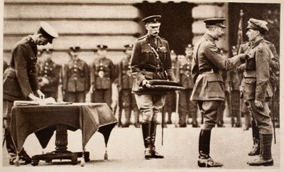 Koning George V reikt het Victoria Cross uit aan soldaat Wilfred Edwards, King